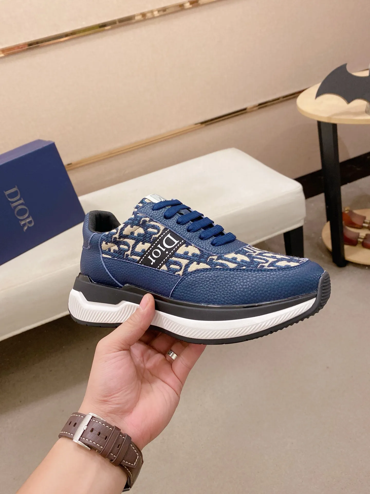 Men's shoes💰 462💰🇮🇹🇮🇹Dior d The new model is on sale at the same time at the counter. The upper 🇮🇹 is imported Italian first-layer cowhide, and the lining is fully imported sheepskin 💪💪. It is a complete 1⃣️ to 1⃣️ replica 🇮🇹💪💪, ⚠ Sole: The original sole is specially provided by the original factory. The exclusive movable molded sole is super comfortable. ⚠Original factory single goods, 🔍🔍high quality, you can enter and leave the counter at will, welcome to compare⚠. Code number:38-44